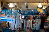 Formentera. Los turistas, tiendas vintage en la plaza principal de Sant Francesc Xavier, San Francisco Javier, Formentera, Pitiusas, Islas Baleares, España, Europa.