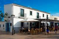 Formentera. Los turistas, bares y restaurantes en la plaza principal de Sant Francesc Xavier, San Francisco Javier, Formentera, Pitiusas, Islas Baleares, España, Europa.