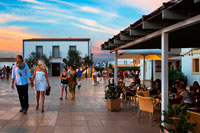 Formentera. Los turistas, bares y restaurantes en la plaza principal de Sant Francesc Xavier, San Francisco Javier, Formentera, Pitiusas, Islas Baleares, España, Europa.