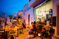 Formentera. Los turistas, Big tienda, bar y restaurante en la calle Isidor Macabich de Sant Francesc Xavier, San Francisco Javier, Formentera, Pitiusas, Islas Baleares, España, Europa. Al lado de la Plaza de la Constitución.