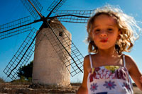 Formentera. Muchacha divertida en el molino de viento, Formentera, Islas Baleares, España. Antiguo Molino de viento en el Pilar de la Mola en la isla de Formentera, Islas Baleares, España