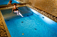 Formentera. Mujer en el jacuzzi. Hotel Es Marès - San Francisco Javier, la isla de Formentera, Islas Baleares, España. San Francesc Xavier. Un hotel boutique perfecto en Formentera. Piscina al aire libre en un enclave único en la isla de Formentera.