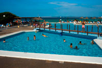 Formentera. Piscina de Insotel Club Maryland, playa de Migjorn, Formentera, Islas Balears, España. Turistas, turistas, Platja de Migjorn, piscina simming, Formentera, Pitiusas, Islas Baleares, España, Europa.