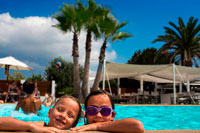 Formentera. Gecko boutique de lujo Hotel, playa de Migjorn, Formentera, Islas Baleares, España, Europa. Chicas en la piscina.