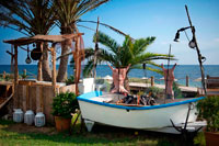 Formentera. Gecko boutique de lujo Hotel, playa de Migjorn, Formentera, Islas Baleares, España, Europa. Cocinar buena comida en el jardín