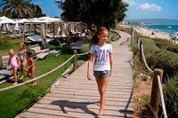 Formentera. Las niñas y los niños en el Gecko boutique de lujo Hotel, playa de Migjorn, Isla Formentera, Islas Baleares, España, Europa.