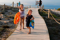 Formentera. Sa Roqueta y Playa Ses Illetes Playa, Islas Baleares, Formentera, España. Niñas Funy con flotadores.