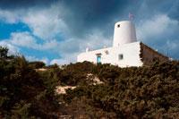 Formentera. Es Molí de Sal Restaurant, Formentera. Sal blanca Antic molí de vent Formentera. Balears arquitectura illes blanc molí a Formentera en el cel blau, illa balear, Espanya.