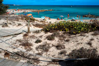 Formentera. Ses Platgetes platja des Caló de Sant Agustí, Illa Formentera, el mar Mediterrani, Illes Balears, Espanya. Can Rafalet restaurant. Es Caló de Sant Agustí amb el vaixell a l'illa de Formentera turquesa mediterrani.