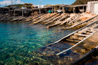 Formentera. Es Calo de la platja de Sant Agustí, Illa Formentera, el mar Mediterrani, Illes Balears, Espanya. Can Rafalet restaurant. Es Caló de Sant Agustí amb el vaixell a l'illa de Formentera turquesa mediterrani.