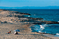 Formentera. Sa Roqueta i Platja ses Illetes Platja, Illes Balears, Formentera, Espanya. Niça nena ajaguda a la sorra.