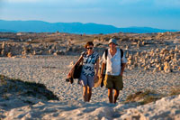 Formentera. Sa Roqueta i Platja ses Illetes Platja, Illes Balears, Formentera, Espanya. Parella caminant a la sorra.