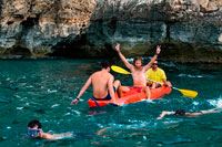 Formentera. Amics que fan caiac a Cala Sahona, Formentera, Balears Illes, Espanya. Barbaria Cap.