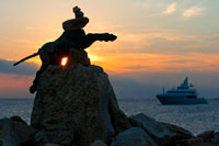 Formentera. Ses Illetes Playa, Islas Baleares, Formentera, España. Retroiluminación de la puesta del sol con piedras de diferentes formas. "El Diluvio" ("La Riada"), un espacio único construido con piedras por parte de la Johannes Schultz alemán.