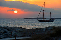 Formentera. Ses Illetes Playa, Islas Baleares, Formentera, España. Retroiluminación de la puesta del sol.