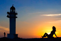Formentera. Sunset. Dona bonica en llum de fons Es Cap de Barbaria far, a Formentera, Illes Balears. Espanya. Barbaria cape formentera carretera del far.