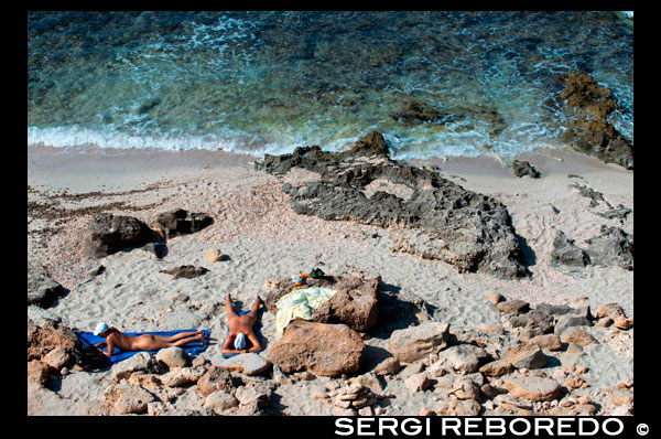 Pareja desnuda en Es Caló des Mort, playa de Migjorn, Formentera, Islas Balears, España. Turistas, turistas, Es Caló des Mort, playa, Formentera, Pitiusas, Islas Baleares, España, Europa. España; Formentera; Migjorn; playa; desnuda; desnuda; naturales; eco; nudista; isla; balear; mitjorn; es calo; calo; des mort; des; morts; nadar; pareja; natación; Baleares; atrraction; destino; Europa; arena; Europea; vacaciones; viajar; islas; azul; turquesa; mediterráneo; fotos; colocar; Español; sol; playas; romper; calmar; clara; costa; el color; el color; amanecer; mitjorn; día; amanecer; destino; duna; temprana; plana; formentera; vacaciones; horizonte; horizontal; isla; islas; paisaje; mediterráneo; migjorn; niebla; cuerpos; cuerpo; ocupado; costa; costa; costas; costas; abarrotado; día; la luz del día; durante el día; de; durante; europa; europeo; fuera; mañana; Pitiuses; arena; escena; mar; al sur; España; verano; vacaciones; vista; onda; olas; turismo; turístico; vacaciones; vista; Baleares; hermosa; belleza; el paraíso; divertido; feliz; costera; paradisíaca; popular