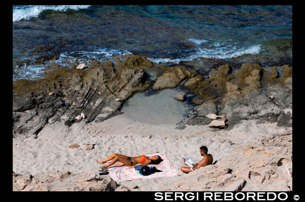 Lea y relajarse en la playa de Es Caló des Mort, playa de Migjorn, Formentera, Islas Balears, España. Turistas, turistas, Es Caló des Mort, playa, Formentera, Pitiusas, Islas Baleares, España, Europa. España; Formentera; Migjorn; playa; leer; lectura; Relájese; relajante; isla; balear; mitjorn; pareja; es calo; calo; des mort; des; morts; nadar; natación; Baleares; atrraction; destino; Europa; arena; mitjorn; Europea; vacaciones; viajar; islas; azul; turquesa; mediterráneo; fotos; colocar; Español; sol; playas; romper; calmar; clara; costa; el color; el color; amanecer; día; amanecer; destino; duna; temprana; plana; formentera; vacaciones; horizonte; horizontal; isla; islas; paisaje; mediterráneo; migjorn; niebla; cuerpos; cuerpo; ocupado; costa; costa; costas; costas; abarrotado; día; la luz del día; durante el día; de; durante; europa; europeo; fuera; mañana; Pitiuses; arena; escena; mar; al sur; España; verano; vacaciones; vista; onda; olas; turismo; turístico; vacaciones; vista; Baleares; hermosa; belleza; el paraíso; divertido; feliz; costera; paradisíaca; popular