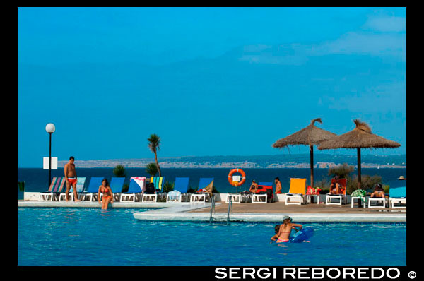 Piscina de Insotel Club Maryland, playa de Migjorn, Formentera, Islas Balears, España. Turistas, turistas, Platja de Migjorn, piscina simming, Formentera, Pitiusas, Islas Baleares, España, Europa. España; Formentera; Insotel; Club; maryland; Insotel Club; Migjorn; piscina; natación; piscina; nadar; isla; balear; mitjorn; Baleares; atrraction; destino; Europa; arena; Europea; vacaciones; viajar; islas; mediterráneo; fotos; colocar; mitjorn; Español; sol; playas; romper; calmar; clara; costa; el color; el color; amanecer; día; amanecer; destino; duna; temprana; plana; formentera; vacaciones; horizonte; horizontal; isla; islas; paisaje; mediterráneo; migjorn; niebla; cuerpos; cuerpo; ocupado; costa; costa; costas; costas; abarrotado; día; la luz del día; durante el día; de; durante; europa; europeo; fuera; mañana; Pitiuses; arena; escena; mar; al sur; España; verano; vacaciones; vista; onda; olas; turismo; turístico; vacaciones; vista; Baleares; hermosa; belleza; el paraíso; divertido; feliz; costera; paradisíaca; popular