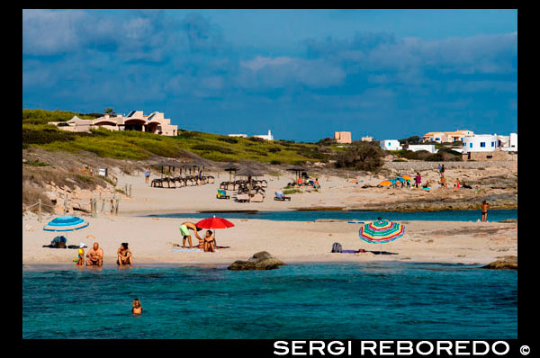 Ses Platgetes playa de Es Caló de Sant Agustí, Isla Formentera, el mar Mediterráneo, Islas Baleares, España. Can Rafalet restaurante. Es Caló de Sant Agustí con el barco en la isla de Formentera turquesa mediterráneo. España; Formentera; isla; playa; Platgetes ses; Platgetes; San; Agusti; balear; Es Calo; agradable; atractivo; personas; Chica; Can Rafalet; restaurante; Rafalet; bella; belleza; calo; playa; hermosa; belleza; azul; calo; costa; es; escalo; europa; formentera; vacaciones; idílico; isla; isla; islas; islote; hito; paisaje; mediterráneo; la naturaleza; océano; al aire libre; el paraíso; lugares; san; escénica; mar; paisaje marino; superficial; orilla; cielo; España; piedras; verano; adulto; solo; balear; desnuda; playa; cuerpo; parte inferior; vago; completa; vacaciones; horizonte; islas; longitud; mirar; med; Europa mediterránea; uno; a cabo; persona; platge; platja; playa; trasera; rocas; rocosa; áspera; arena; arena; mar; único; delgado; España; Español; de pie; verano; turismo; viajar; vacaciones; vista; ver; onda; mujer; sol; soleado; turístico; transparente; viajar; turquesa; vacaciones; agua; olas; blanco; balear; Baleares; atrraction; destino; Europa; Europea; vacaciones; viajar; islas; mediterráneo; fotos; colocar; Español; sol; turismo; turístico; vacaciones; vista; Baleares; hermosa; belleza; el paraíso; divertido; feliz; costera; paradisíaca; popular