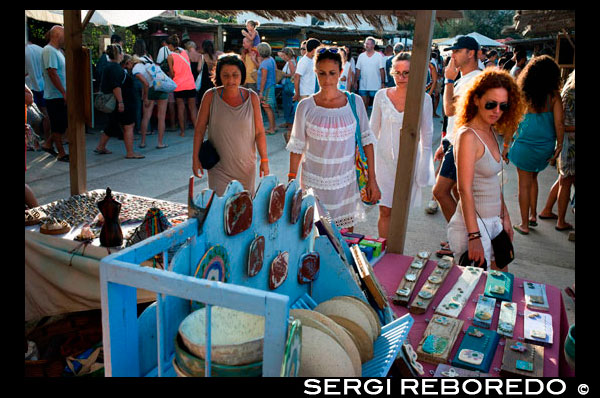 Hippy Market, Pilar de la Mola, Formentera, Islas Baleares, España, Europa España; Formentera; isla; hippy; mercado; Pilar de la Mola; mola; turistas; recuerdos; artesanía; justo; balear; eco; la moda; barato; más barato; ecológica; alternativa; vender; comprar; Baleares; atrraction; agradable; las niñas; recuerdo; mujer; las mujeres; personas; destino; Europa; Europea; vacaciones; viajar; islas; mediterráneo; fotos; colocar; español; sol; turismo; turístico; vacaciones; vista; Baleares; hermosa; belleza; el paraíso; divertido; feliz; costera; paradisíaca; popular