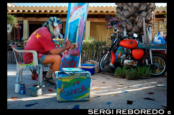 Hippy artesano y pintor en el mercado hippy, Pilar de la Mola, Formentera, Islas Baleares, España, Europa España; Formentera; isla; crafsman; hippy; mercado; Pilar de la Mola; mola; turistas; recuerdos; pintor; pintar; moto; Motorcicle; viejo; anciano; ancianos; el color; colorido; verter; Poeple; ritmo y la LOCE; artesanía; justo; balear; eco; la moda; barato; más barato; ecológica; alternativa; vender; comprar; Baleares; atrraction; destino; Europa; Europea; vacaciones; viajar; islas; mediterráneo; fotos; colocar; español; sol; turismo; turístico; vacaciones; vista; Baleares; hermosa; belleza; el paraíso; divertido; feliz; costera; paradisíaca; popular