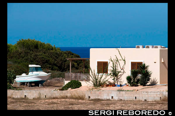 Típica casa blanca de Formentera. Es Calo de la playa de San Agustí, Isla Formentera, el mar Mediterráneo, Islas Baleares, España. Es Caló de Sant Agustí con el barco en la isla de Formentera España; Formentera; isla; típica; casa; casas; barco; blanco; edad; antigua; la arquitectura; arte; balear; bares; azul; edificio; edificios; costa; construcción; país; puerta; medio ambiente; europa; ventilador; granja; formentera; vacaciones; el hogar; casa; ibiza; islas; paisaje; albañilería; mediterráneo; la naturaleza; viejo; retro; roca; rural; rústico; España; piedra; calle; estilo; textura; baldosas; turismo; la ciudad; tradicional; viajar; típica; vista; pueblo; pared; blanco; ventana; ventanas; madera; amarillo; balear; Baleares; atrraction; destino; Europa; Europea; vacaciones; viajar; islas; mediterráneo; fotos; colocar; español; sol; turismo; turístico; vacaciones; vista; Baleares; hermosa; belleza; el paraíso; divertido; feliz; costera; paradisíaca; popular