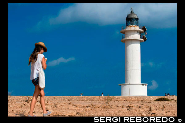 Faro de Es Cap de Barbaria, en Formentera, Islas Balears. España. Barbaria cape formentera carretera del faro. España; Formentera; isla; Barbaria; faro; día; romántico; balears islas; pareja; Es Cap de Barbaria; divertido; días de fiesta; Illes Balears; luz de la isla; ocio; la luz; mediterráneo; mar; moto; Pitiuses; Chica; mujer; balear; faro Pitiuses; carretera; amor; turistas; viajar; dos personas; camino; balear; Baleares; atrraction; destino; Europa; Europea; vacaciones; viajar; islas; mediterráneo; fotos; colocar; Español; sol; turismo; turístico; vacaciones; vista; Baleares; hermosa; belleza; el paraíso; divertido; feliz; costera; paradisíaca; populares; el cabo; costa; costa; pareja; formentera; dorado; hierba; faros; vacaciones; ibiza; isla; hito; paisaje; faro; el hombre; prado; mediterráneo; moto; motocicleta; océano; al aire libre; personas; persona; perspectiva; lugares; carretera; moto; mar; paisaje marino; cielo; España; turismo; turístico; viajar; vacaciones; vista; agua; camino; blanco; mujer