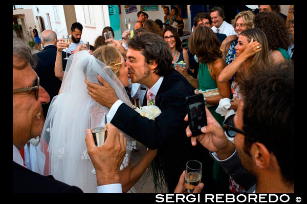 Weedding en Sant Francesc. Iglesia en la plaza principal de Sant Francesc Xavier, San Francisco Javier, Formentera, Pitiusas, Islas Baleares, España, Europa. España; Formentera; isla; balear; Sant Francesc; Xavier; la boda; casado; justo; amor; besar; besar; iglesia; invitados; romántica; iglesias; novio; novia; San Francisco; noche; Francisco; Javier; principal; cuadrado; central; típica; religión; constitución; cuadrado; blanco; casas; casa; edificios; Constitucio; turistas; agradable; Ayuntamiento; día; la luz del día; durante el día; durante; europa; europeo; exterior; exteriores; formentera; vacaciones; días de fiesta; isla; islas; javier; viaje; al aire libre; foto; fotos; Pitiusas; colocar; lugares; san; sant; tiro; disparos; pequeña; al sur; el sur; España; Español; cuadrado; cuadrados; turismo; turistas; la ciudad; pueblos; viajar; viajar; viaja; viaje; viajes; vacaciones; vacaciones; pueblo; pueblos; Baleares; atrraction; destino; Europa; Europea; vacaciones; viajar; islas; mediterráneo; fotos; colocar; Español; sol; turismo; turístico; vacaciones; vista; Baleares; hermosa; belleza; el paraíso; divertido; feliz; costera; paradisíaca; popular