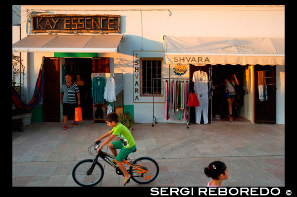 Los turistas, Tiendas en la plaza principal de Sant Francesc Xavier, San Francisco Javier, Formentera, Pitiusas, Islas Baleares, España, Europa. España; Formentera; isla; balear; Sant Francesc; Xavier; San Francisco; Francisco; Javier; principal; cuadrado; central; típica; blanco; casas; casa; niño; moto; bicicleta; tiendas; compras; kay; esencia; la moda; tienda; turistas; agradable; Ayuntamiento; día; la luz del día; durante el día; durante; europa; europeo; exterior; exteriores; formentera; vacaciones; días de fiesta; isla; islas; javier; viaje; al aire libre; foto; fotos; Pitiusas; colocar; lugares; san; sant; tiro; disparos; pequeña; al sur; el sur; España; español; cuadrado; cuadrados; turismo; turistas; la ciudad; pueblos; viajar; viajar; viaja; viaje; viajes; vacaciones; vacaciones; pueblo; pueblos; Baleares; atrraction; destino; Europa; Europea; vacaciones; viajar; islas; mediterráneo; fotos; colocar; español; sol; turismo; turístico; vacaciones; vista; Baleares; hermosa; belleza; el paraíso; divertido; feliz; costera; paradisíaca; popular