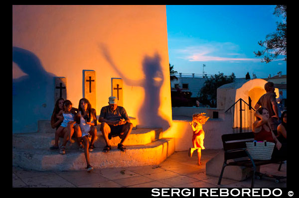 Los turistas, Chica pagar fuera de la Iglesia en la plaza principal de Sant Francesc Xavier, San Francisco Javier, Formentera, Pitiusas, Islas Baleares, España, Europa. España; Formentera; isla; balear; Sant Francesc; Xavier; iglesia; iglesias; San Francisco; noche; Francisco; Javier; principal; cuadrado; central; típica; religión; Chica; jugar; jugando; la luz; constitución; cuadrado; blanco; casas; casa; edificios; Constitucio; turistas; agradable; Ayuntamiento; día; la luz del día; durante el día; durante; europa; europeo; exterior; exteriores; formentera; vacaciones; días de fiesta; isla; islas; javier; viaje; al aire libre; foto; fotos; Pitiusas; colocar; lugares; san; sant; tiro; disparos; pequeña; al sur; el sur; España; Español; cuadrado; cuadrados; turismo; turistas; la ciudad; pueblos; viajar; viajar; viaja; viaje; viajes; vacaciones; vacaciones; pueblo; pueblos; Baleares; atrraction; destino; Europa; Europea; vacaciones; viajar; islas; mediterráneo; fotos; colocar; Español; sol; turismo; turístico; vacaciones; vista; Baleares; hermosa; belleza; el paraíso; divertido; feliz; costera; paradisíaca; popular