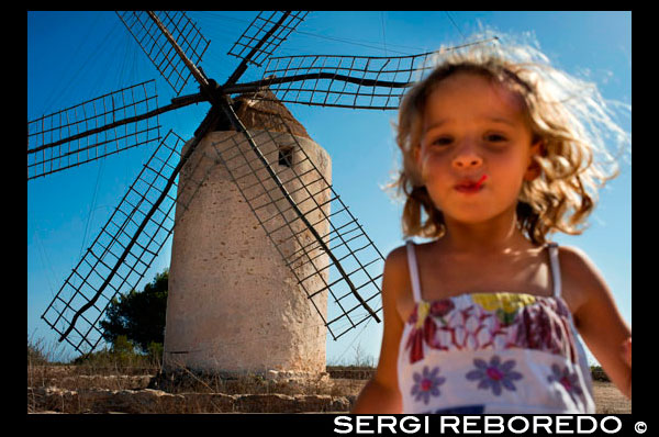 Chica Funy en el molino de viento, Formentera, Islas Baleares, España. Antiguo Molino de viento en el Pilar de la Mola en la isla de Formentera, Islas Baleares, España España; Formentera; isla; viejo; molino; Pilar de la Mola; Mola; español; balear; Baleares; atrraction; destino; Europa; Europea; vacaciones; viajar; islas; mediterráneo; fotos; colocar; español; acient; la arquitectura; campo; destinos; agradable; chica; infantil; viajar; con; niños; activo; carrera; correr; ecología; electricidad; rubia; sonreír; energía; europa; europeo; exteriores; campos; formentera; histórico; histórica; horizontal; molino; mola; nadie; antiguo molino de viento; al aire libre; fuera; el poder; producción; renovable; gira; giratorio; rural; turismo; España; español; sol; las Islas Baleares; turismo; turistas; tradicional; viajar; árboles; viajes; típica; viento; molinos de viento; sol; turismo; turístico; vacaciones; vista; Baleares; hermosa; belleza; el paraíso; divertido; feliz; costera; paradisíaca; popular