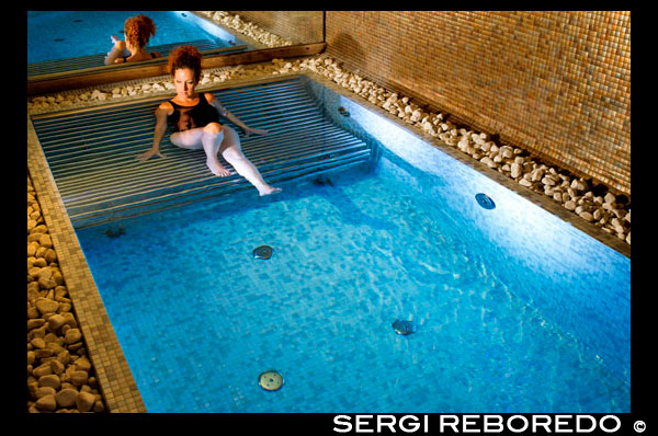 Mujer en el jacuzzi. Hotel Es Marès - San Francisco Javier, la isla de Formentera, Islas Baleares, España. San Francesc Xavier. Un hotel boutique perfecto en Formentera. Piscina al aire libre en un enclave único en la isla de Formentera. España; Formentera; hotel; Es Mares; yeguas; de lujo; jacuzzi; spa; relájese; mujer; agradable; bella; hermosa; adulto; zen; chica; bañera de hidromasaje; caliente; bañera de hidromasaje; equilibrar; relajación; relajante; en reposo; piscina; piscina; isla; balear; Baleares; atrraction; destino; Europa; Europea; vacaciones; viajar; islas; mediterráneo; fotos; colocar; español; sol; turismo; turístico; vacaciones; vista; Baleares; hermosa; belleza; el paraíso; divertido; feliz; costera; paradisíaca; populares; apartamento; costa; costa; el color; el color; contemporánea; costa; día; durante el día; europa; europeo; a cabo; horizontal; lla; illes; mediterráneo; mediterraneo; al aire libre; fuera; pitiusa; pitiusas; Pitiuses; España; español; español; terraza; terraza; turismo; viajar; viajar; viajar; viajes