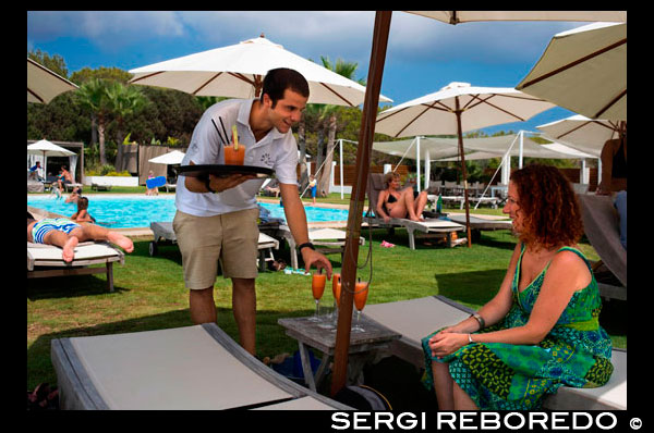 Gecko boutique de luxe Hotel, platja de Migjorn, Formentera, Illes Balears, Espanya, Europa. Servint d'un còctel al jardí. Espanya; Formentera; illa; Gecko; hotel; boutique; de luxe; còctel; jardí; dona; persones; 05:00; estrelles; quatre; balear; Balears; servir; atrraction; destí; Europa; Europea; platja; mari ca; mari; Club; vacances; viatjar; illes; Illes Balears; platja; formentera; horitzontal; gecko d'hotels; mediterrani; migjorn; Platja de Migjorn; persones; Platja de Migjorn; mar; al costat del mar; Espanya; aigua; mediterrani; fotos; col·locar; espanyol; sol; turisme; turístic; vacances; vista; Balears; bella; bellesa; el paradís; divertit; feliç; costanera; paradisíaca; populars; destí; eivissa; europeu; geographie; geografia; alemanya; vacances; gecko d'hotels; club de platja; Eivissa; insel; illa; illes; illes; Mediterenean; mediterrani; migjom; migjorn; fotografia; fotos; platja; platja; migjom platja; mar; al sud; al sud; Espanya; espanya; espanyol; turisme; Tourismus; turisme; viatges