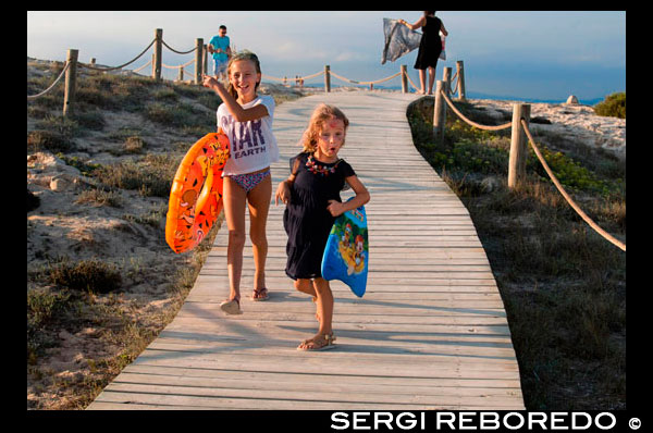 Sa Roqueta y Playa Ses Illetes Playa, Islas Baleares, Formentera, España. Niñas Funy con flotadores. España; Formentera; isla; Illetes Ses; playa; roqueta sa; illetes; roqueta; costa; marino; escena; outdors; las niñas; niños; flotadores; alas acuáticas; resaca; sonreír; arena; verano; balear; agradable; mar; barcos; bella; belleza; calo; playa; hermosa; belleza; azul; costa; europa; vacaciones; idílico; isla; isla; islas; islote; hito; paisaje; mediterráneo; la naturaleza; océano; al aire libre; el paraíso; lugares; roca; rocosa; san; escénica; mar; paisaje marino; superficial; orilla; cielo; España; piedras; vacaciones; horizonte; islas; longitud; mirar; med; Europa mediterránea; platge; platja; playa; trasera; rocas; rocosa; áspera; arena; arena; mar; único; delgado; España; Español; de pie; verano; turismo; viajar; vacaciones; vista; ver; onda; sol; soleado; turístico; transparente; viajar; turquesa; vacaciones; agua; olas; blanco; balear; Baleares; atrraction; destino; Europa; Europea; vacaciones; viajar; islas; mediterráneo; fotos; colocar; Español; sol; turismo; turístico; vacaciones; vista; Baleares; hermosa; belleza; el paraíso; divertido; feliz; costera; paradisíaca; popular