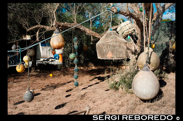 Instrumentos de pesca con redes de palangre boya de abordar en primer plano colgando en un árbol en Formentera, Islas Baleares, España. Mar Mediterráneo. Formentera Islas Baleares aparejos de pesca redes de trasmallo arrastrero palangrero. España; Formentera; la pesca; instrumentos; árbol; arte; artista; boya; isla; balear; Baleares; atrraction; marino; diseño; playa; azul; barco; barcos; boya; el clima; costa; crucero; árbol; colgar; verde; puerto; horizontal; zen; ibiza; isla; estilo de vida; llaut; líneas largas; puerto deportivo; marino; mediterráneo; amarrado; la naturaleza; náutica; neto; océano; puerto; relájese; velero; escena; escénica; mar; buque; orilla; cielo; España; deporte; verano; sol; frente; turístico; el transporte; vacaciones; buque; vista; pueblo; agua; whitedestination; Europa; Europea; vacaciones; viajar; islas; mediterráneo; fotos; colocar; español; sol; turismo; turístico; vacaciones; vista; Baleares; hermosa; belleza; el paraíso; divertido; feliz; costera; paradisíaca; popular