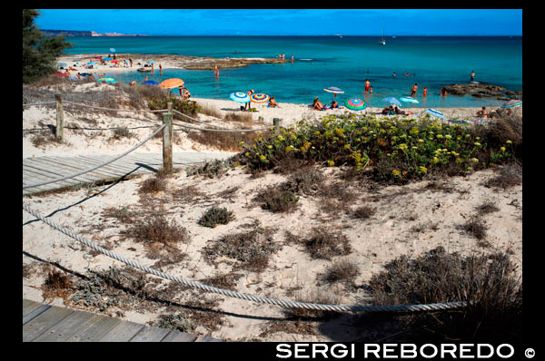 Ses Platgetes playa de Es Caló de Sant Agustí, Isla Formentera, el mar Mediterráneo, Islas Baleares, España. Can Rafalet restaurante. Es Caló de Sant Agustí con el barco en la isla de Formentera turquesa mediterráneo. España; Formentera; isla; playa; Platgetes ses; Platgetes; San; Agusti; balear; Es Calo; agradable; atractivo; personas; Chica; Can Rafalet; restaurante; Rafalet; bella; belleza; calo; playa; hermosa; belleza; azul; calo; costa; es; escalo; europa; formentera; vacaciones; idílico; isla; isla; islas; islote; hito; paisaje; mediterráneo; la naturaleza; océano; al aire libre; el paraíso; lugares; san; escénica; mar; paisaje marino; superficial; orilla; cielo; España; piedras; verano; adulto; solo; balear; desnuda; playa; cuerpo; parte inferior; vago; completa; vacaciones; horizonte; islas; longitud; mirar; med; Europa mediterránea; uno; a cabo; persona; platge; platja; playa; trasera; rocas; rocosa; áspera; arena; arena; mar; único; delgado; España; Español; de pie; verano; turismo; viajar; vacaciones; vista; ver; onda; mujer; sol; soleado; turístico; transparente; viajar; turquesa; vacaciones; agua; olas; blanco; balear; Baleares; atrraction; destino; Europa; Europea; vacaciones; viajar; islas; mediterráneo; fotos; colocar; Español; sol; turismo; turístico; vacaciones; vista; Baleares; hermosa; belleza; el paraíso; divertido; feliz; costera; paradisíaca; popular