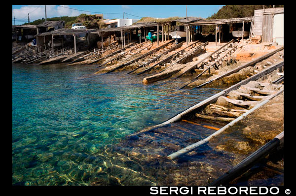 Es Calo de la playa de San Agustí, Isla Formentera, el mar Mediterráneo, Islas Baleares, España. Can Rafalet restaurante. Es Caló de Sant Agustí con el barco en la isla de Formentera turquesa mediterráneo. España; Formentera; isla; San; Agusti; balear; Es Calo; agradable; atractivo; personas; Chica; Can Rafalet; restaurante; Rafalet; bella; belleza; calo; playa; hermosa; belleza; azul; barco; calo; costa; es; escalo; europa; formentera; vacaciones; idílico; isla; isla; islas; islote; hito; paisaje; mediterráneo; la naturaleza; océano; al aire libre; el paraíso; lugares; roca; rocosa; san; escénica; mar; paisaje marino; superficial; orilla; cielo; España; piedras; verano; adulto; solo; balear; desnuda; playa; cuerpo; parte inferior; vago; trasero; femenina; el pie; formentera; completa; vacaciones; horizonte; islas; longitud; mirar; med; Europa mediterránea; migjorn; mitjorn; desnuda; naturista; desnuda; desnudos; nudista; uno; a cabo; persona; platge; platja; playa; trasera; rocas; rocosa; áspera; arena; arena; mar; único; delgado; España; Español; de pie; verano; turismo; viajar; vacaciones; vista; ver; onda; mujer; sol; soleado; turístico; transparente; viajar; turquesa; vacaciones; agua; olas; blanco; balear; Baleares; atrraction; destino; Europa; Europea; vacaciones; viajar; islas; mediterráneo; fotos; colocar; Español; sol; turismo; turístico; vacaciones; vista; Baleares; hermosa; belleza; el paraíso; divertido; feliz; costera; paradisíaca; popular