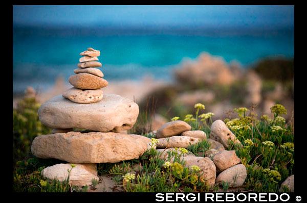 Ses Illetes Playa, Islas Baleares, Formentera, España. Retroiluminación de la puesta del sol con piedras de diferentes formas. "El Diluvio" ("La Riada"), un espacio único construido con piedras por parte de la Johannes Schultz alemán. España; Formentera; isla; Illetes Ses; playa; pas es Contacto; pas; illetes; la puesta del sol; piedras; piedra; luz trasera; zen; equilibrar; creativa; arte; artista; Relájese; forma determinada; formas; costa; marino; escena; outdors; arena; verano; balear; agradable; mar; barcos; bella; la puesta del sol; pareja; caminar; caminando; arena; belleza; calo; playa; hermosa; belleza; azul; costa; personas; el hombre; mujer; romántica; europa; vacaciones; idílico; isla; isla; islas; islote; hito; paisaje; mediterráneo; la naturaleza; océano; al aire libre; el paraíso; lugares; roca; rocosa; san; escénica; mar; paisaje marino; superficial; orilla; cielo; España; piedras; vacaciones; horizonte; islas; longitud; mirar; med; Europa mediterránea; platge; platja; playa; trasera; rocas; rocosa; áspera; arena; arena; mar; único; delgado; España; Español; de pie; verano; turismo; viajar; vacaciones; vista; ver; onda; sol; soleado; turístico; transparente; viajar; turquesa; vacaciones; agua; olas; blanco; balear; Baleares; atrraction; destino; Europa; Europea; vacaciones; viajar; islas; mediterráneo; fotos; colocar; Español; sol; turismo; turístico; vacaciones; vista; Baleares; hermosa; belleza; el paraíso; divertido; feliz; costera; paradisíaca; popular