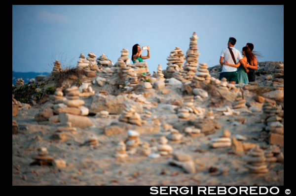 Ses Illetes Playa, Islas Baleares, Formentera, España. Retroiluminación de la puesta del sol con piedras de diferentes formas. "El Diluvio" ("La Riada"), un espacio único construido con piedras por parte de la Johannes Schultz alemán. Los turistas toman fotos. España; Formentera; isla; Illetes Ses; playa; pas es Contacto; pas; illetes; la puesta del sol; piedras; piedra; luz trasera; zen; equilibrar; creativa; arte; artista; Relájese; forma determinada; formas; costa; marino; escena; outdors; arena; verano; balear; agradable; mar; barcos; bella; la puesta del sol; pareja; caminar; caminando; arena; belleza; turistas; tomar; tomado; imágenes; fotos; hermosa; belleza; azul; costa; personas; el hombre; mujer; romántica; europa; vacaciones; idílico; isla; isla; islas; islote; hito; paisaje; mediterráneo; la naturaleza; océano; al aire libre; el paraíso; lugares; roca; rocosa; san; escénica; mar; paisaje marino; superficial; orilla; cielo; España; piedras; vacaciones; horizonte; islas; longitud; mirar; med; Europa mediterránea; platge; platja; playa; trasera; rocas; rocosa; áspera; arena; arena; mar; único; delgado; España; Español; de pie; verano; turismo; viajar; vacaciones; vista; ver; onda; sol; soleado; turístico; transparente; viajar; turquesa; vacaciones; agua; olas; blanco; balear; Baleares; atrraction; destino; Europa; Europea; vacaciones; viajar; islas; mediterráneo; fotos; colocar; Español; sol; turismo; turístico; vacaciones; vista; Baleares; hermosa; belleza; el paraíso; divertido; feliz; costera; paradisíaca; popular