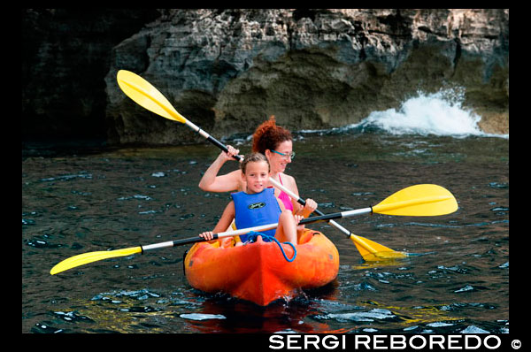 Madre e hija haciendo kayak en Cala Sahona, Formentera, Baleares Islas, España. Barbaria Cabo. España; Formentera; kayak; kayak; tradictional; playa; mar; Cala Sahona; Sahona; de entrada; hermosa; madre; viajar; con; infantil; niños; niño; niños; mujer; sonreír; personas; chica; azul; clara; costa; costa; cristalina; activo; turismo; divertido; feliz; els; la pesca; formentera; vacaciones; ibiza; idílico; isla; islas; hito; paisaje; mediterráneo; la naturaleza; océano; al aire libre; el paraíso; muelle; lugares; puerto; Pujols; ferrocarril; ferroviario; roca; escénica; mar; paisaje marino; España; varados; verano; soleado; turístico; tradicional; transparente; viajar; turquesa; típica; vacaciones; agua; blanco; madera; isla; balear; Baleares; atrraction; destino; Europa; Europea; vacaciones; viajar; islas; mediterráneo; fotos; colocar; español; sol; turismo; turístico; vacaciones; vista; Baleares; hermosa; belleza; el paraíso; divertido; feliz; costera; paradisíaca; popular