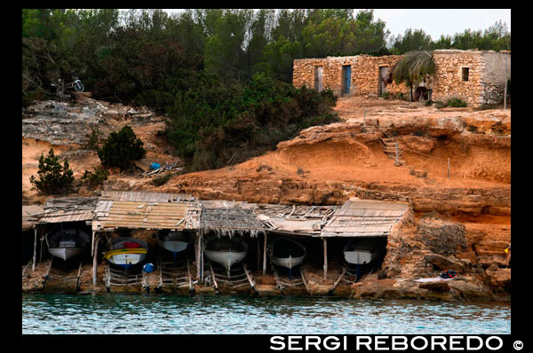 Barco de pesca tradicional en el día de verano. Barcos Llaüt. Cala Sahona, Formentera, Baleares Islas, España. Barbaria Cabo. España; Formentera; llaut; llaüt; barco; tradictional; playa; arena; parque; estacionamiento; muelle; embarcadero; Cala Sahona; Sahona; de entrada; varada; hermosa; azul; barco; clara; muelle; costa; costa; cristalina; els; la pesca; formentera; vacaciones; ibiza; idílico; isla; islas; hito; paisaje; mediterráneo; la naturaleza; océano; al aire libre; el paraíso; muelle; lugares; puerto; Pujols; ferrocarril; ferroviario; roca; escénica; mar; paisaje marino; España; varados; verano; soleado; turístico; tradicional; transparente; viajar; turquesa; típica; vacaciones; agua; blanco; madera; isla; balear; Baleares; atrraction; destino; Europa; Europea; vacaciones; viajar; islas; mediterráneo; fotos; colocar; español; sol; turismo; turístico; vacaciones; vista; Baleares; hermosa; belleza; el paraíso; divertido; feliz; costera; paradisíaca; popular