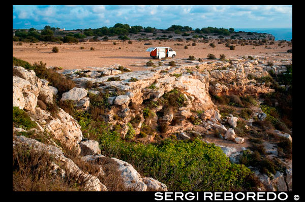 Sunrise. Hippy descans turística en una furgoneta VW prop del Far, Far de la Mola, Formentera, Pitiüses, Illes Balears, Espanya, Europa Espanya; Formentera; illa; hippy; vw; van; descansar; dormir; dormir; roca; roques; far; La Mola; Mola; balear; la sortida del sol; aèria; vista; punts de vista; àrea; balears; balear; europa; Formentera; horitzontal; horitzontals; horitzontals; illes; illes; la; far; mediterrani; mediterrani; mola; mar; Balears; atrraction; destí; Europa; Europea; vacances; viatjar; illes; mediterrani; fotos; col·locar; Espanyol; sol; turisme; turístic; vacances; vista; fons; balears; balear; platja; bella; blau; costa; costa; destí; europa; Formentera; fars; vacances; Eivissa; illa; illa; illes; illes; la; fita; paisatge; la llum; far; ubicacions; mediterrani; mola; la naturalesa; oceà; a l'aire lliure; el paradís; perspectiva; Pitiüses; llocs; carretera; roca; mar; paisatge marí; cel; Espanya; Espanyol; estiu; turisme; turístic; viatjar; vacances; aigua; camí; blanc; worldBalearics; bella; bellesa; el paradís; divertit; feliç; costanera; paradisíaca; popular