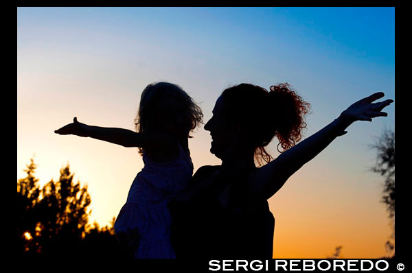 Iluminación de fondo. Madre con un niño. Sunset. Lago Pudent. Formentera. Islas Baleares, España, Europa. España; Formentera; Pudent; madre; mujer; maternal; materna; amor; feliz; divertido; divertido; hijo; hija; la puesta del sol; espectáculo; cielo; zen; lago; firmar; signos; activo; rutas; viajar; con; infantil; niños; mujer; personas; ciclo; moto; bicicleta; isla; baleares; balear; bicicleta; campo; activo; ciclo; directa; dirección; direcciones; es; estany; formentera; francesc; libre; caminar; senderismo; vacaciones; ibiza; indicar; isla; islas; la; laguna; lago; naturales; ruta; caminos; punto; señalando; Pudent; Pujols; divagar; ruta; sant; Savina; firmar; España; tiempo; turismo; turismo; vacaciones; caminar; caminando; camino; Baleares; atrraction; destino; Europa; Europea; vacaciones; viajar; islas; mediterráneo; fotos; colocar; español; sol; turismo; turístico; vacaciones; vista; Baleares; hermosa; belleza; el paraíso; divertido; feliz; costera; paradisíaca; popular