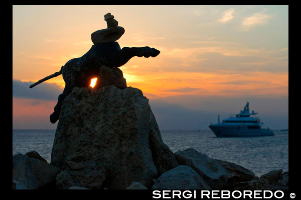 Ses Illetes Playa, Islas Baleares, Formentera, España. Retroiluminación de la puesta del sol con piedras de diferentes formas. "El Diluvio" ("La Riada"), un espacio único construido con piedras por parte de la Johannes Schultz alemán. España; Formentera; isla; Illetes Ses; playa; pas es Contacto; pas; illetes; la puesta del sol; piedras; piedra; luz trasera; perro; forma determinada; formas; barco; costa; marino; escena; outdors; arena; verano; balear; agradable; mar; barcos; bella; la puesta del sol; pareja; caminar; caminando; arena; belleza; calo; playa; hermosa; belleza; azul; costa; personas; el hombre; mujer; romántica; europa; vacaciones; idílico; isla; isla; islas; islote; hito; paisaje; mediterráneo; la naturaleza; océano; al aire libre; el paraíso; lugares; roca; rocosa; san; escénica; mar; paisaje marino; superficial; orilla; cielo; España; piedras; vacaciones; horizonte; islas; longitud; mirar; med; Europa mediterránea; platge; platja; playa; trasera; rocas; rocosa; áspera; arena; arena; mar; único; delgado; España; Español; de pie; verano; turismo; viajar; vacaciones; vista; ver; onda; sol; soleado; turístico; transparente; viajar; turquesa; vacaciones; agua; olas; blanco; balear; Baleares; atrraction; destino; Europa; Europea; vacaciones; viajar; islas; mediterráneo; fotos; colocar; Español; sol; turismo; turístico; vacaciones; vista; Baleares; hermosa; belleza; el paraíso; divertido; feliz; costera; paradisíaca; popular