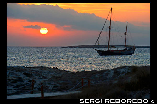 Ses Illetes Platja, Illes Balears, Formentera, Espanya. Retroiluminació de la posta del sol. Espanya; Formentera; illa; Illetes Ses; platja; pas es contacte; pas; illetes; la posta de sol; llum posterior; forma determinada; formes; vaixell; sol; costa; marí; escena; outdors; sorra; estiu; balear; agradable; mar; vaixells; bella; la posta de sol; parella; caminar; caminant; sorra; bellesa; calo; platja; bella; bellesa; blau; costa; persones; l'home; dona; romàntica; europa; vacances; idíl·lic; illa; illa; illes; illot; fita; paisatge; mediterrani; la naturalesa; oceà; a l'aire lliure; el paradís; llocs; roca; rocosa; sant; escènica; mar; paisatge marí; superficial; riba; cel; Espanya; pedres; vacances; horitzó; illes; longitud; mirar; med; Europa mediterrània; platge; platja; platja; posterior; roques; rocosa; aspra; sorra; sorra; mar; únic; prim; Espanya; Espanyol; de peu; estiu; turisme; viatjar; vacances; vista; veure; ona; sol; assolellat; turístic; transparent; viatjar; turquesa; vacances; aigua; onades; blanc; balear; Balears; atrraction; destí; Europa; Europea; vacances; viatjar; illes; mediterrani; fotos; col·locar; Espanyol; sol; turisme; turístic; vacances; vista; Balears; bella; bellesa; el paradís; divertit; feliç; costanera; paradisíaca; popular