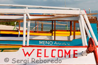 Unas barcas para la práctica del submarinismo descansan en la arena de la playa de la zona Oeste de la isla, cerca del embarcadero del Bounty Resort. Gili Meno.  