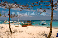 Unas barcas descansan en la arena de la playa de la zona Oeste de la isla, la más desabitada turísticamente hablando. Gili Meno.  