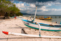 Unes barques descansen a la sorra de la platja de la zona Oest de l'illa, prop de l'embarcador del Bounty Resort. Gili Meno.