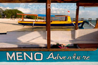 Unas barcas para la práctica del submarinismo descansan en la arena de la playa de la zona Oeste de la isla, cerca del embarcadero del Bounty Resort. Gili Meno.  